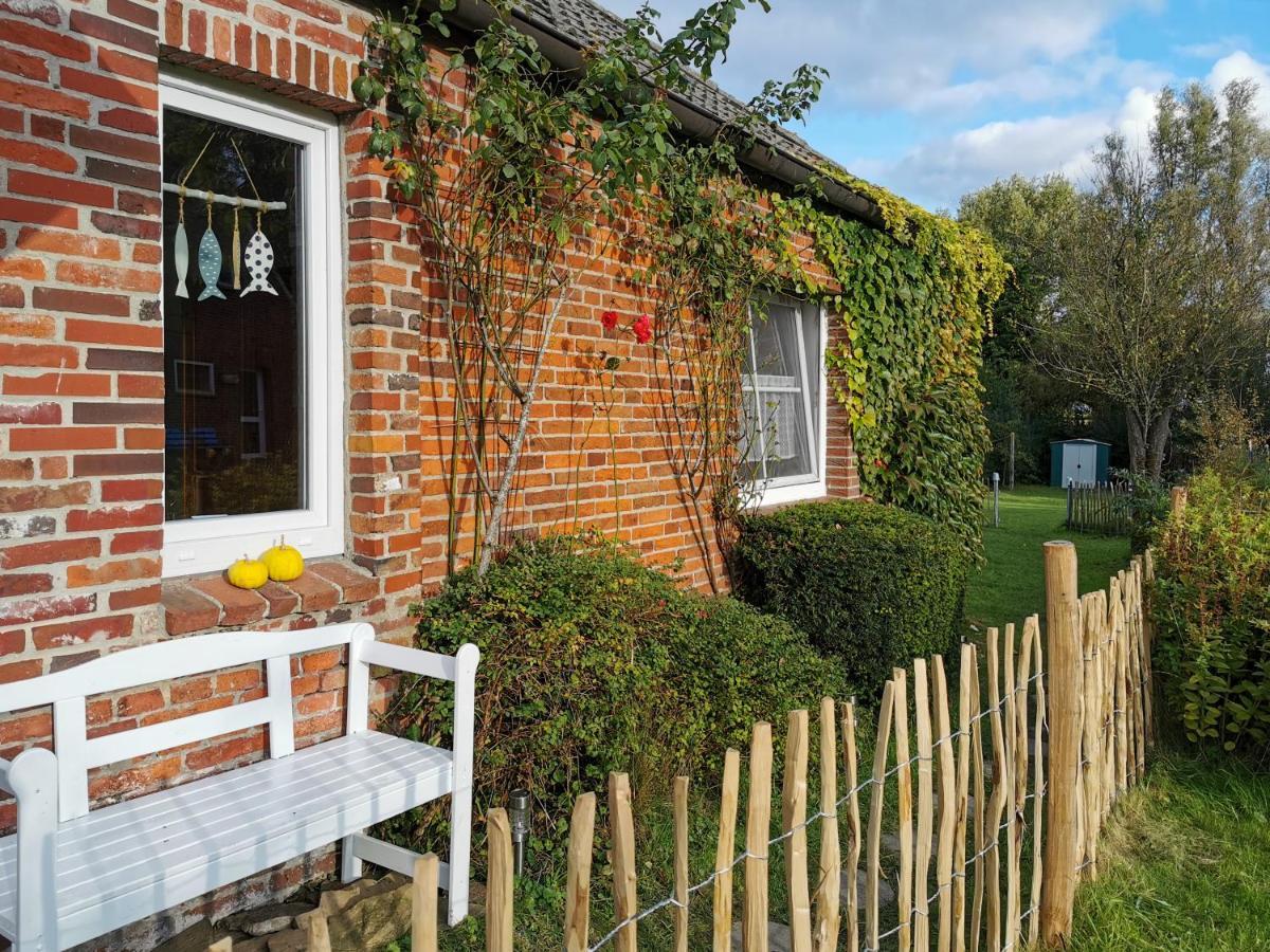 Ferienglück an der Nordsee: Erdgeschoss-Ferienwohnung mit Kamin und Garten Altfunnixsiel Exterior photo