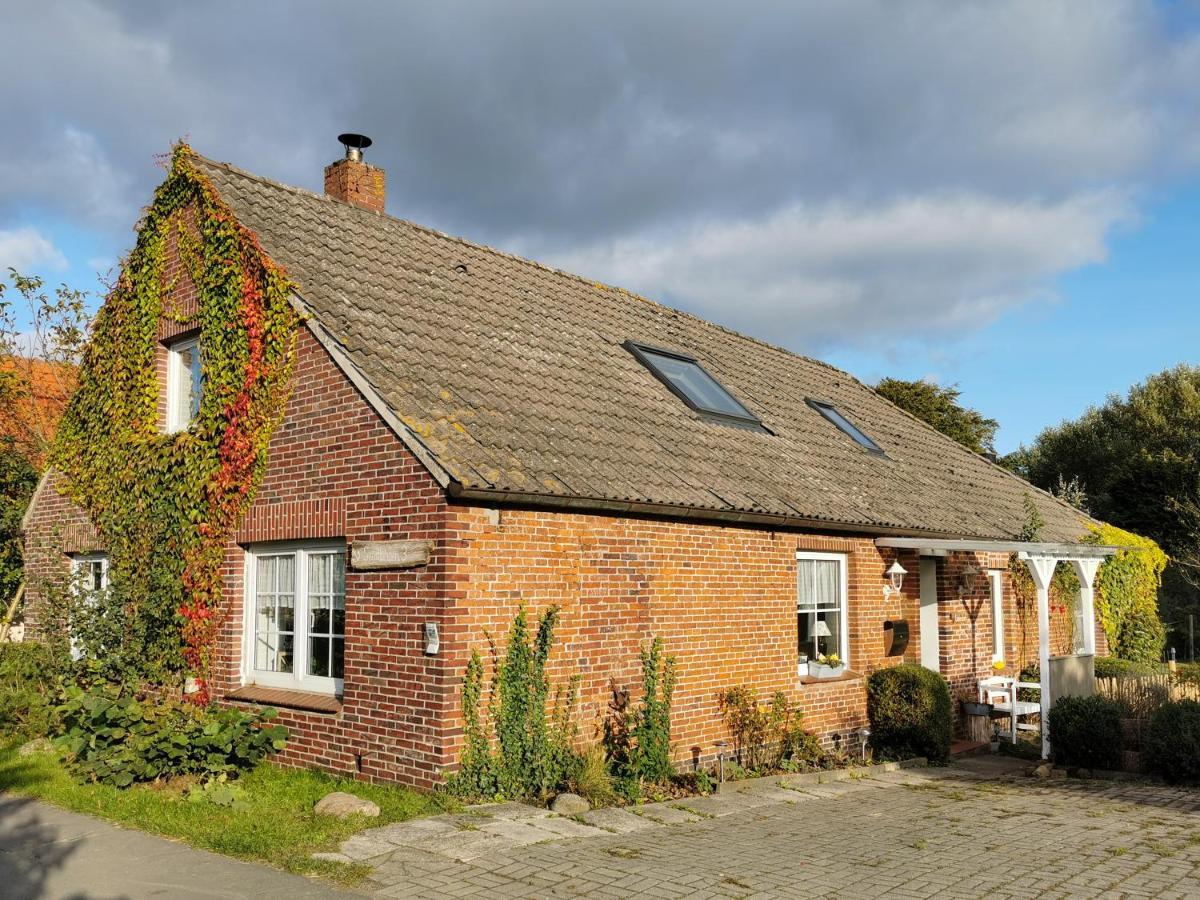 Ferienglück an der Nordsee: Erdgeschoss-Ferienwohnung mit Kamin und Garten Altfunnixsiel Exterior photo