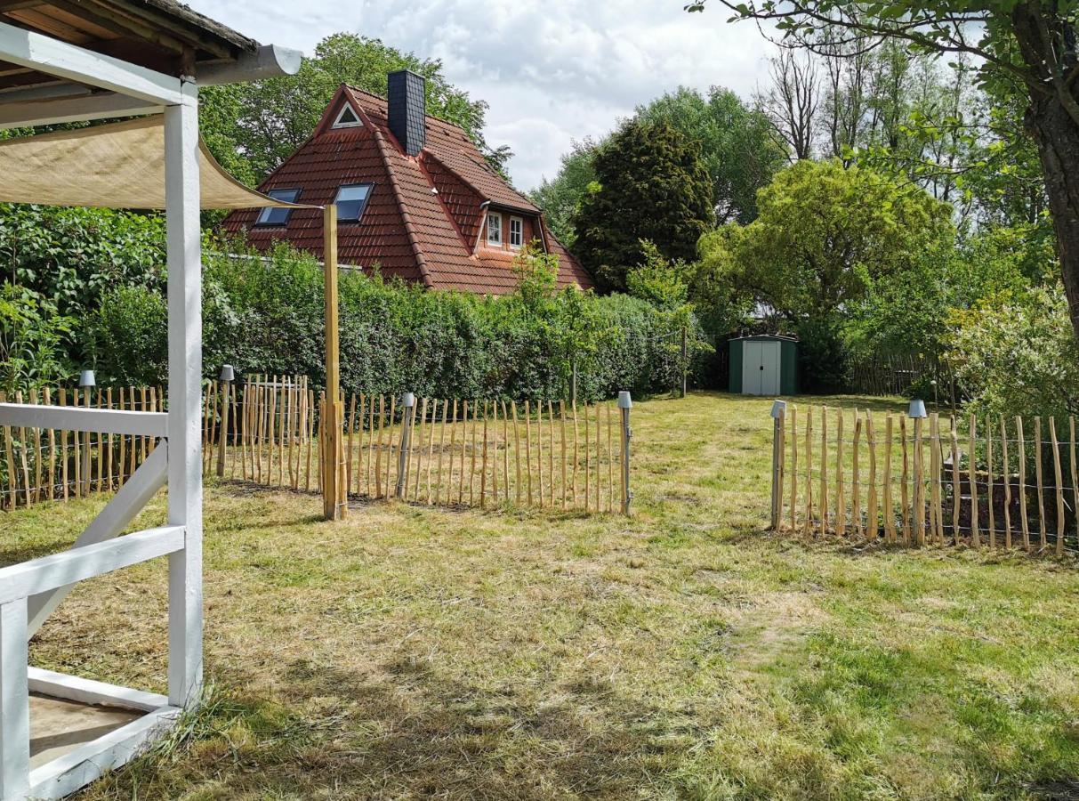 Ferienglück an der Nordsee: Erdgeschoss-Ferienwohnung mit Kamin und Garten Altfunnixsiel Exterior photo