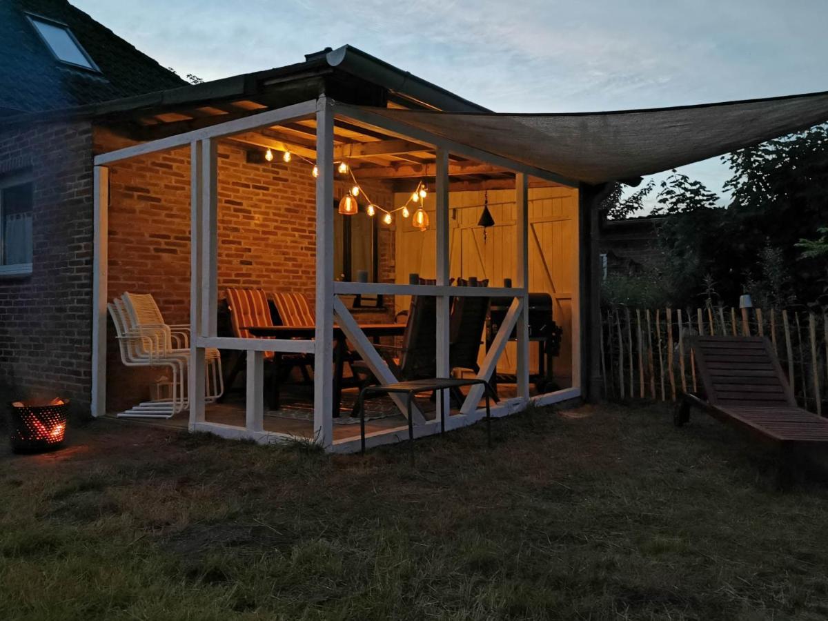 Ferienglück an der Nordsee: Erdgeschoss-Ferienwohnung mit Kamin und Garten Altfunnixsiel Exterior photo